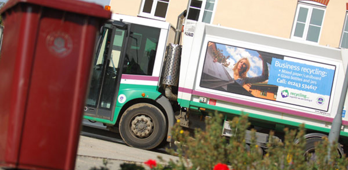 nojs Bin lorry arriving to collect a bin