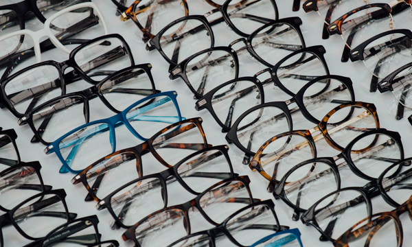 Pairs of spectacles laid out in 4 diagonal lines.