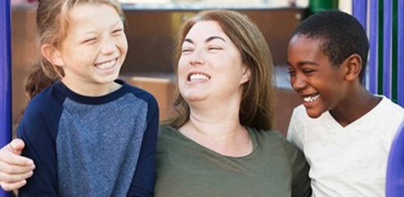 nojs Smiling lady with two children