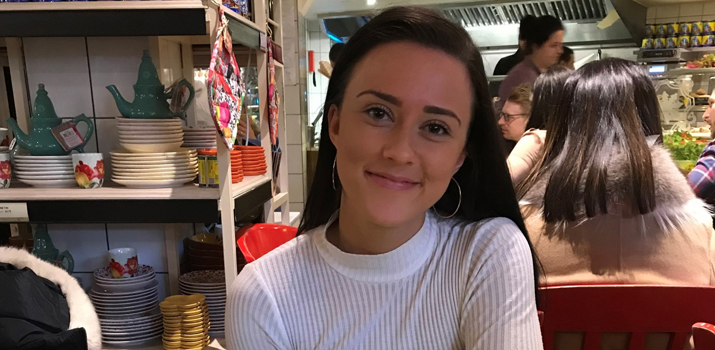 nojs grace in a café