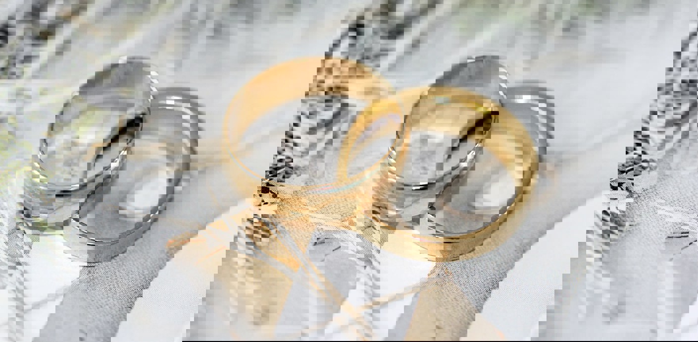 nojs Two gold rings on a decorative background.