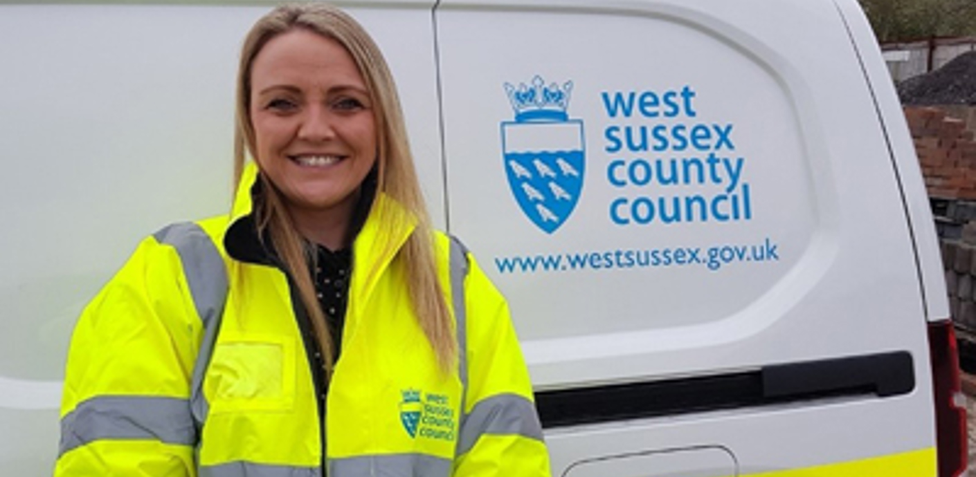 nojs Woman standing in front of a van