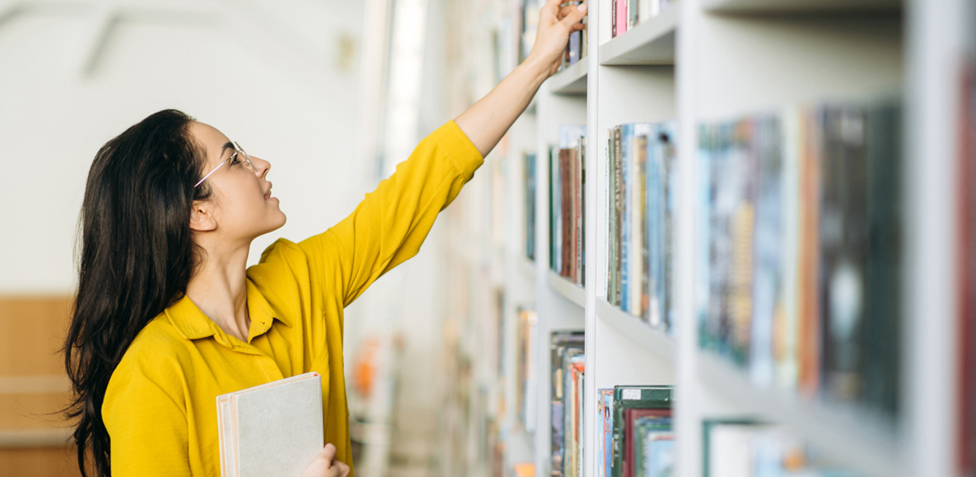 nojs Woman in a library