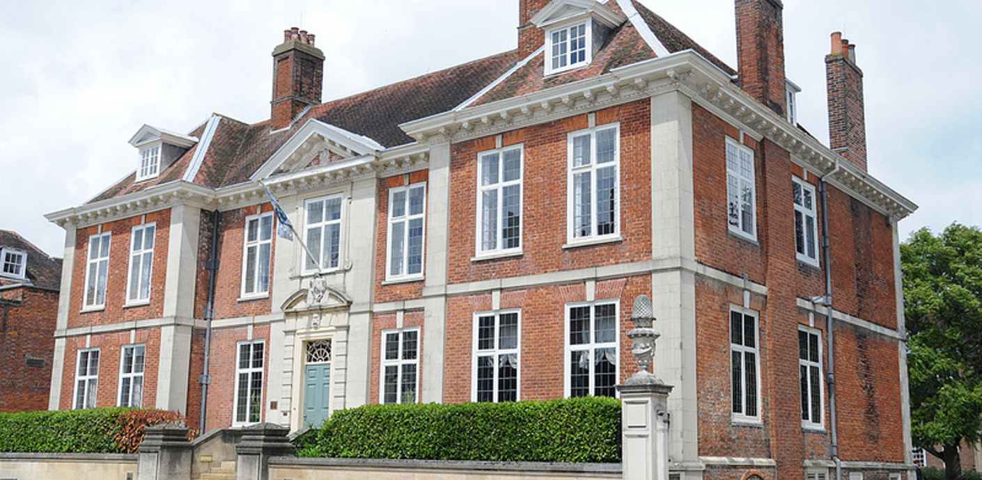 nojs The front of Edes House