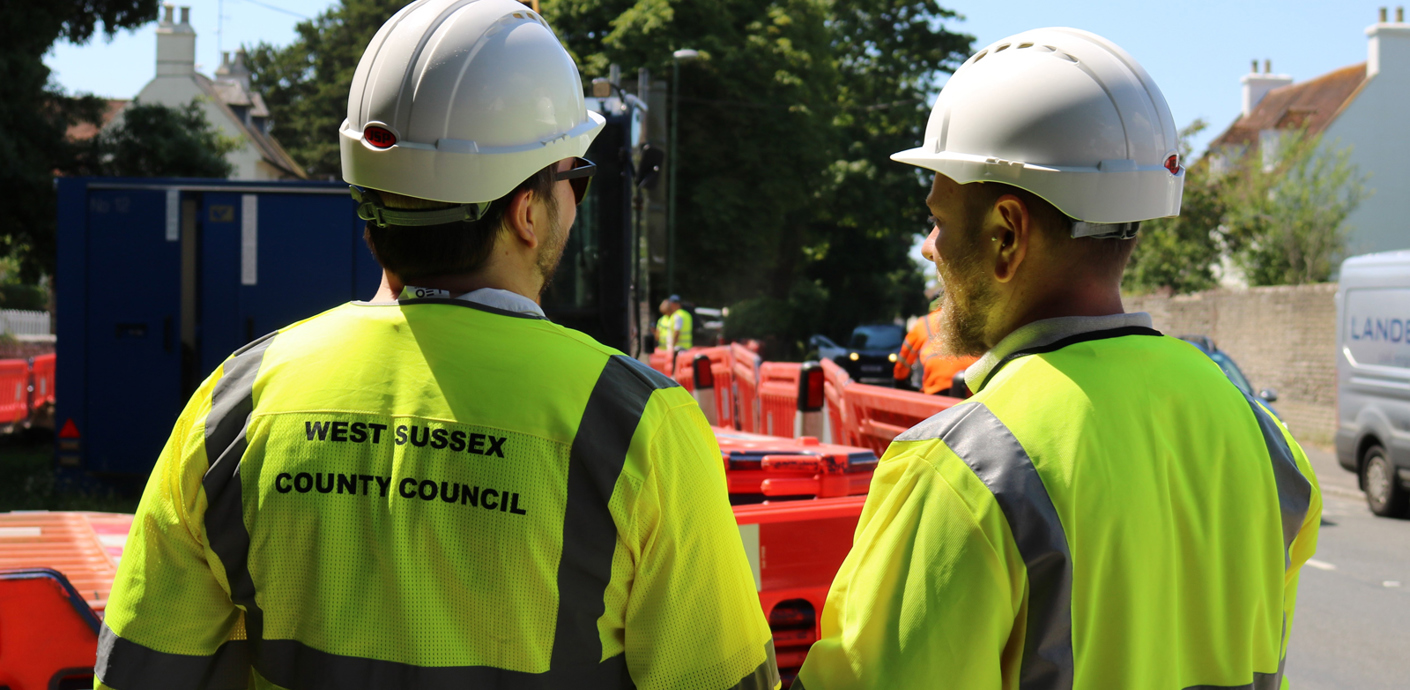 nojs Two workmen wearing hard hats