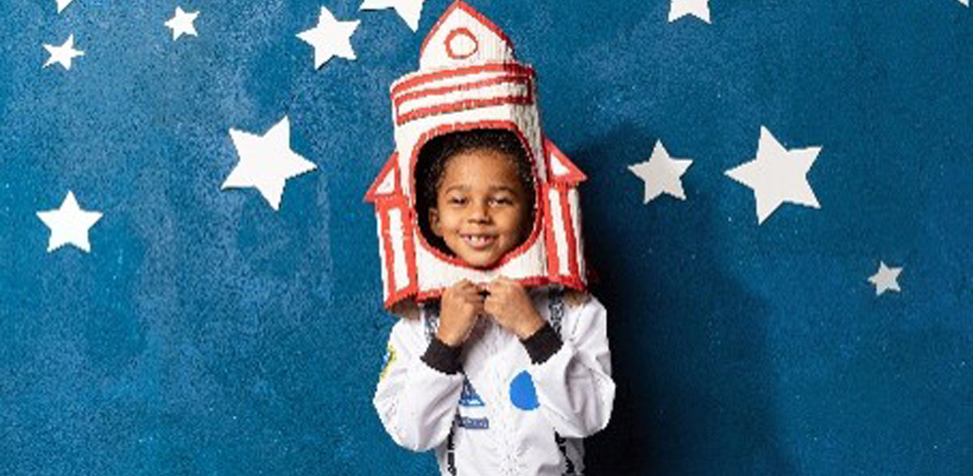nojs Child dressed as an astronaut