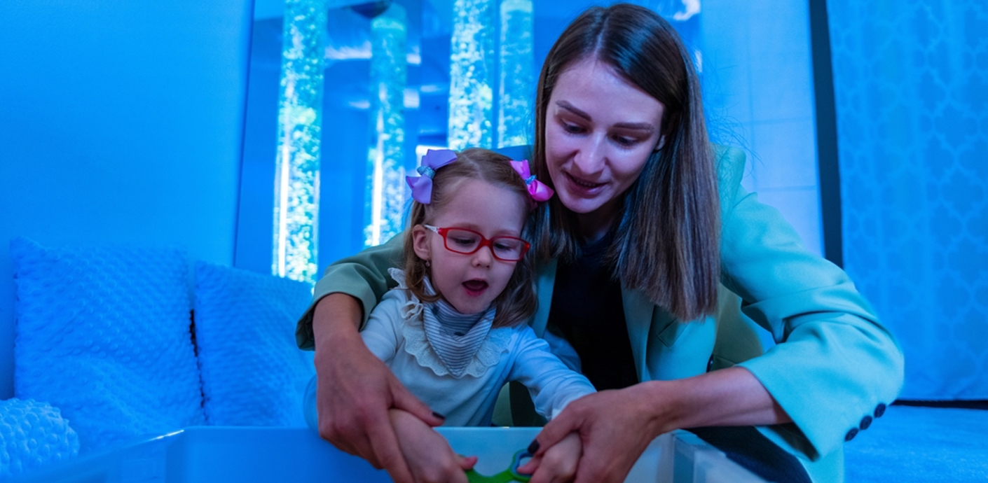 nojs Adult and child playing a game