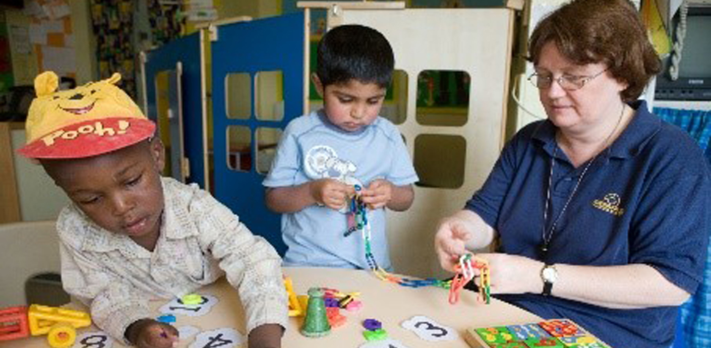 nojs Teacher and two children